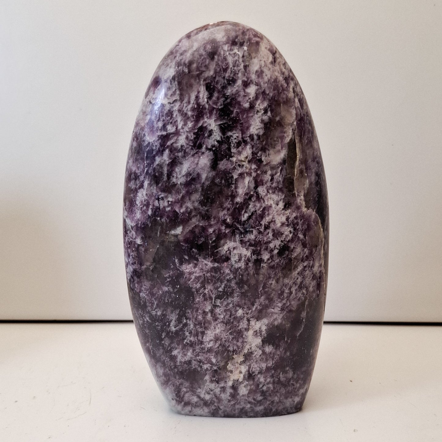 Lepidolite forme libre polie