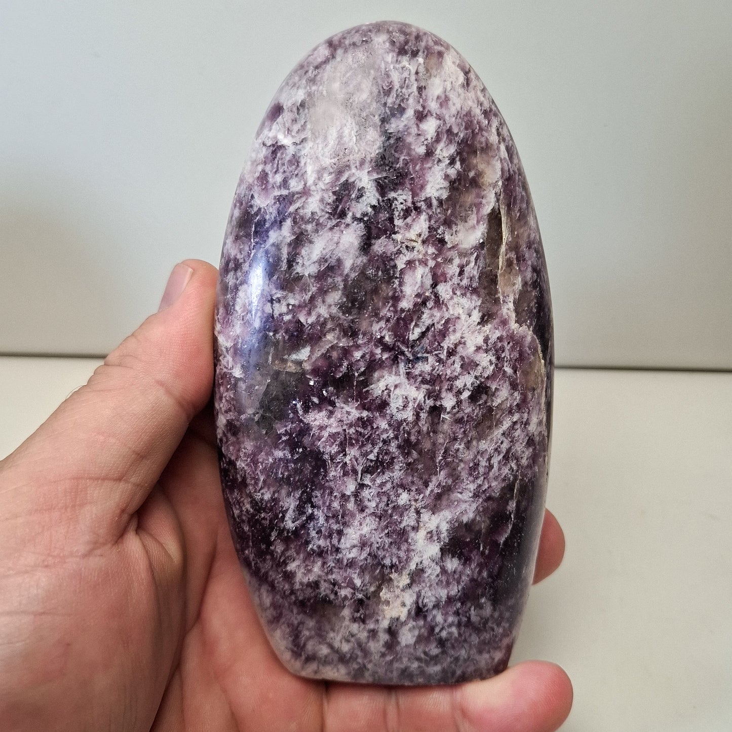 Lepidolite forme libre polie