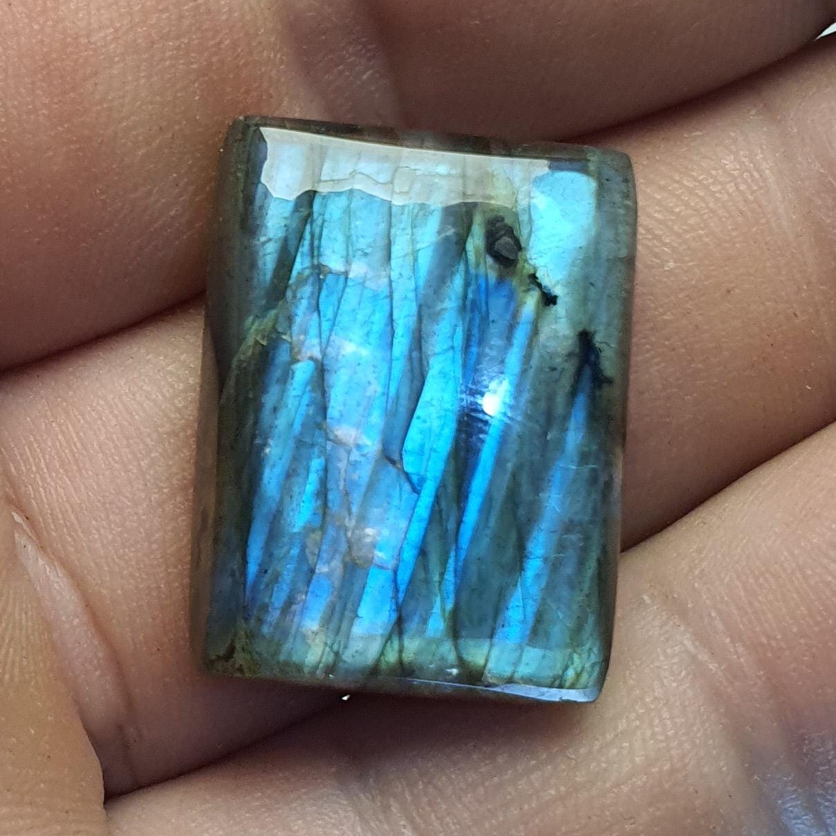 Cabochon labradorite