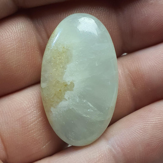 Cabochon prehnite