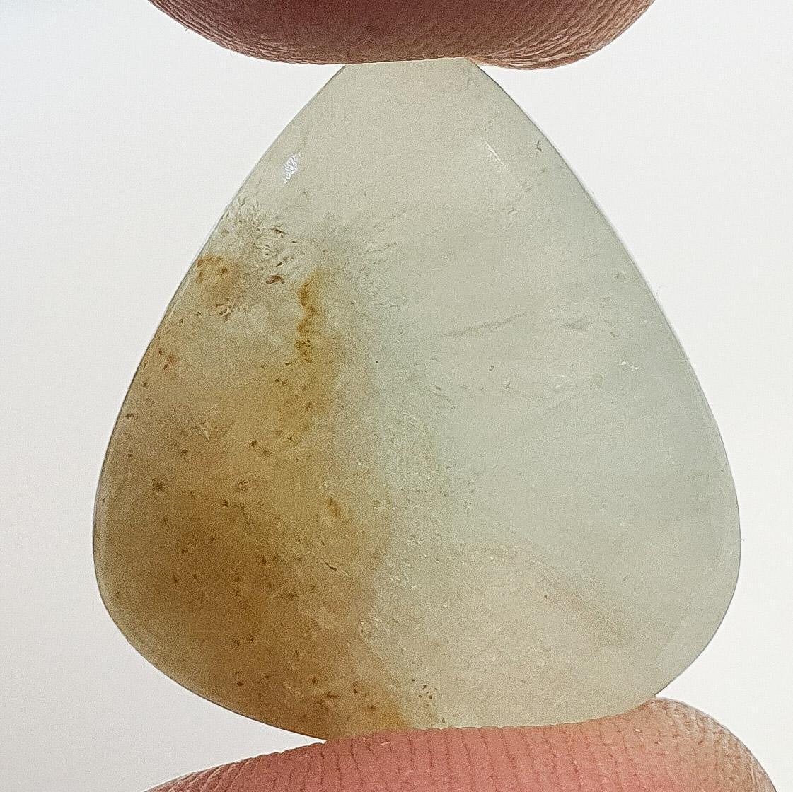 Cabochon prehnite