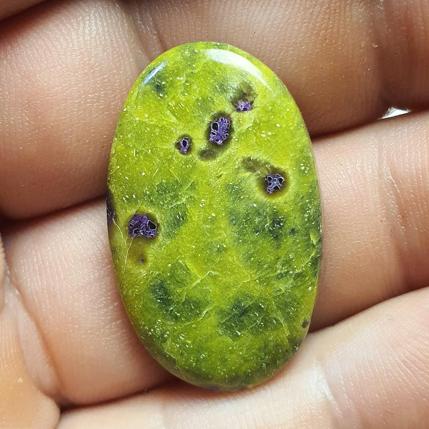 Serpentine stichtite cabochon