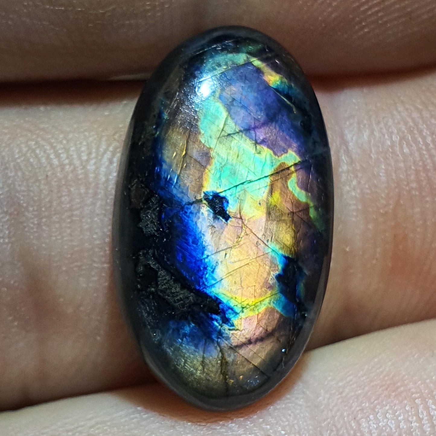 Spektrolith-Cabochon von Yläama Finnland