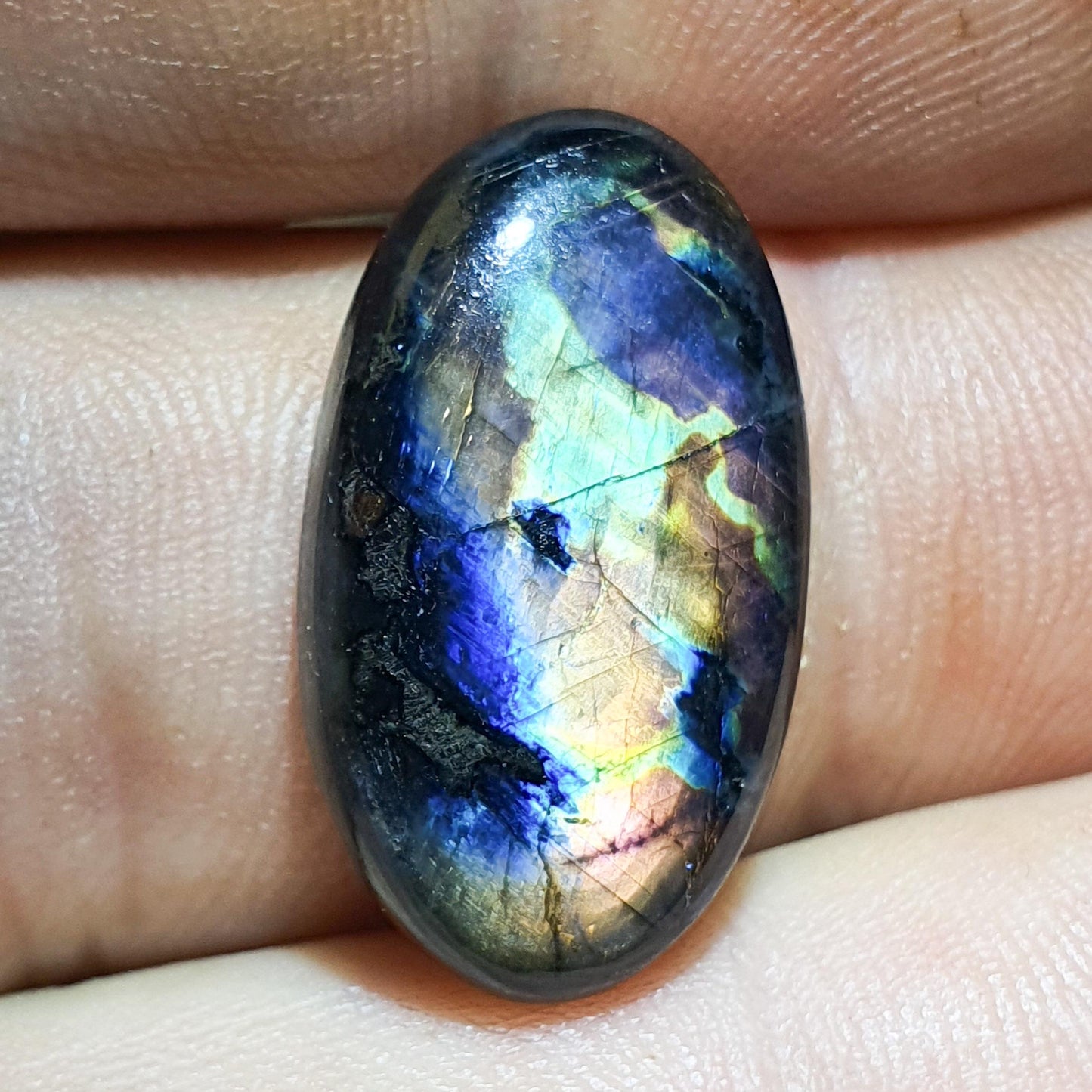 Spektrolith-Cabochon von Yläama Finnland