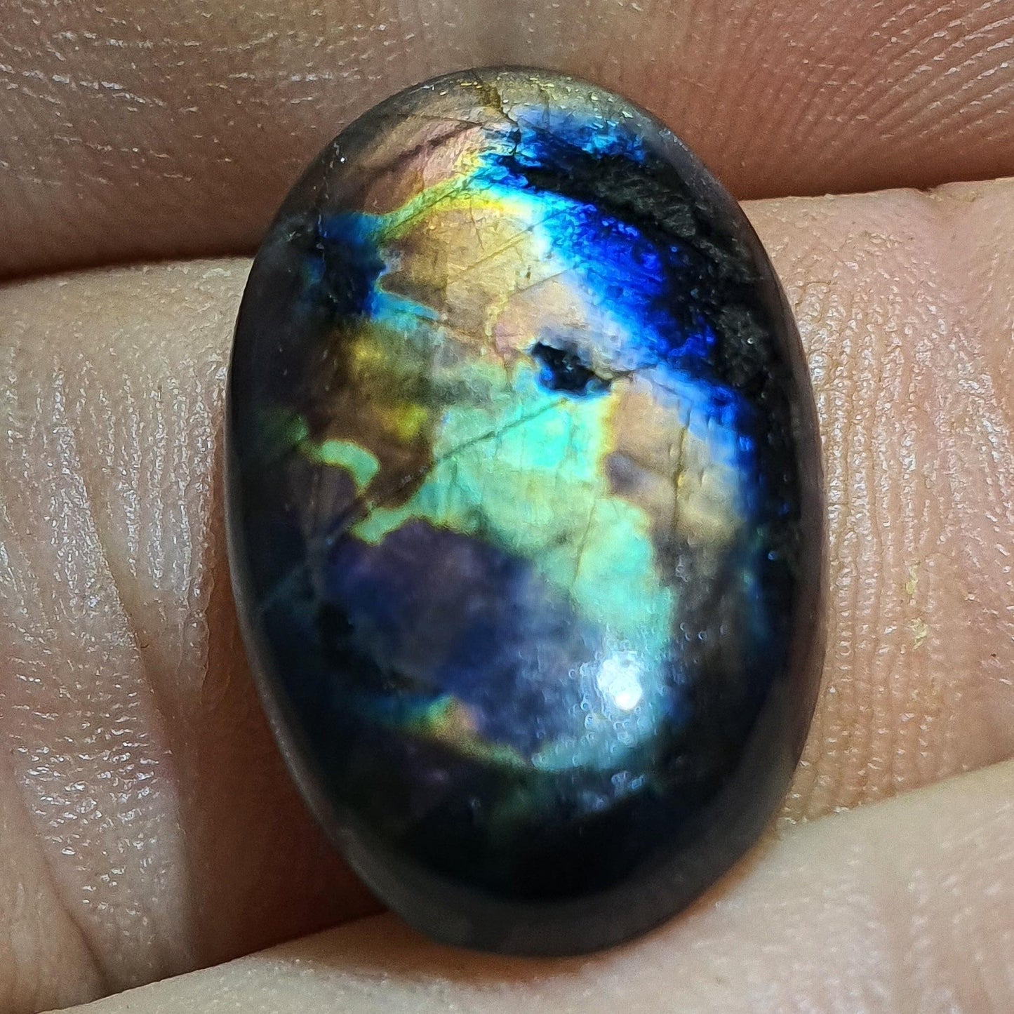 Spektrolith-Cabochon von Yläama Finnland