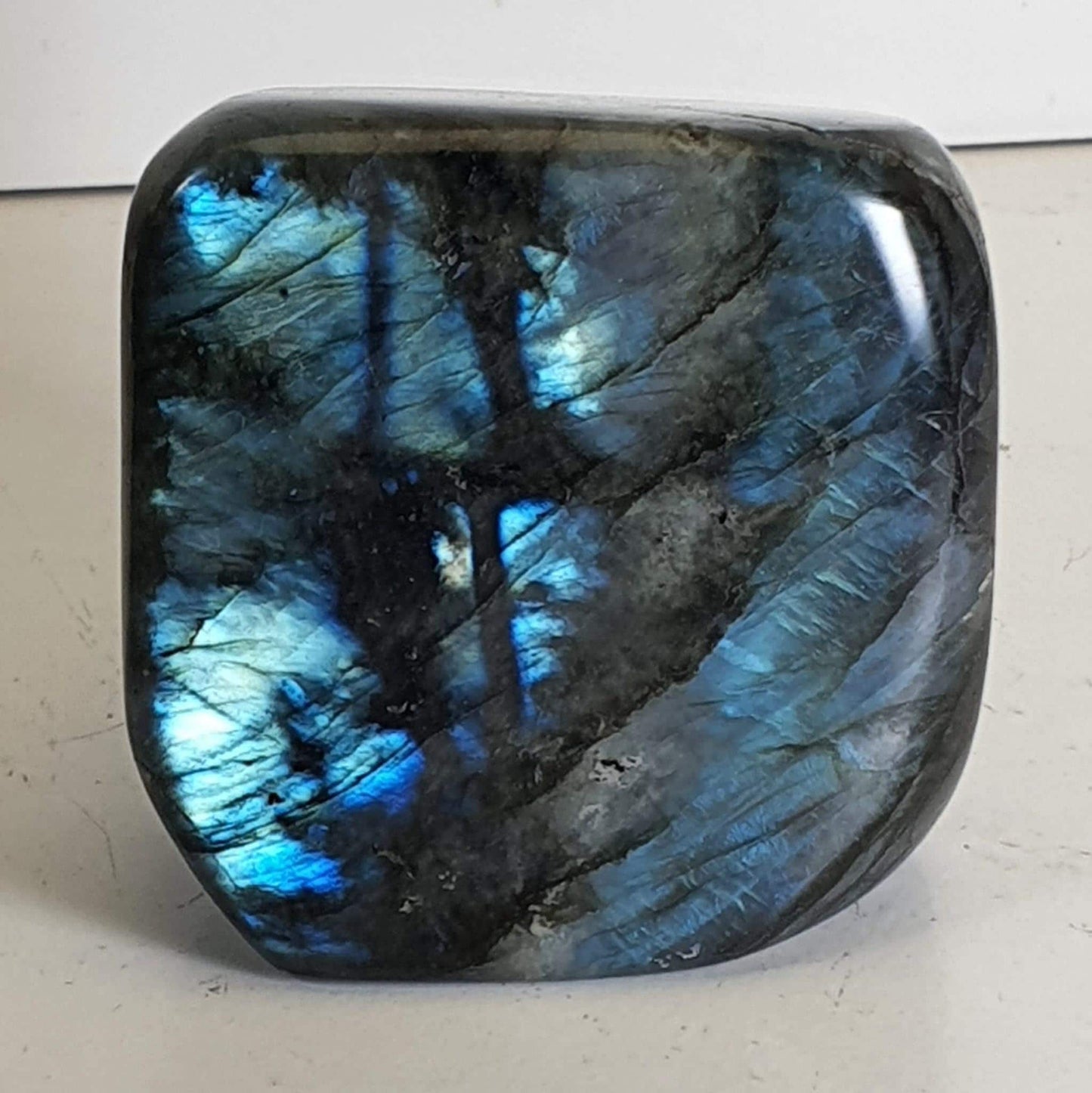 Labradorite forme libre polie