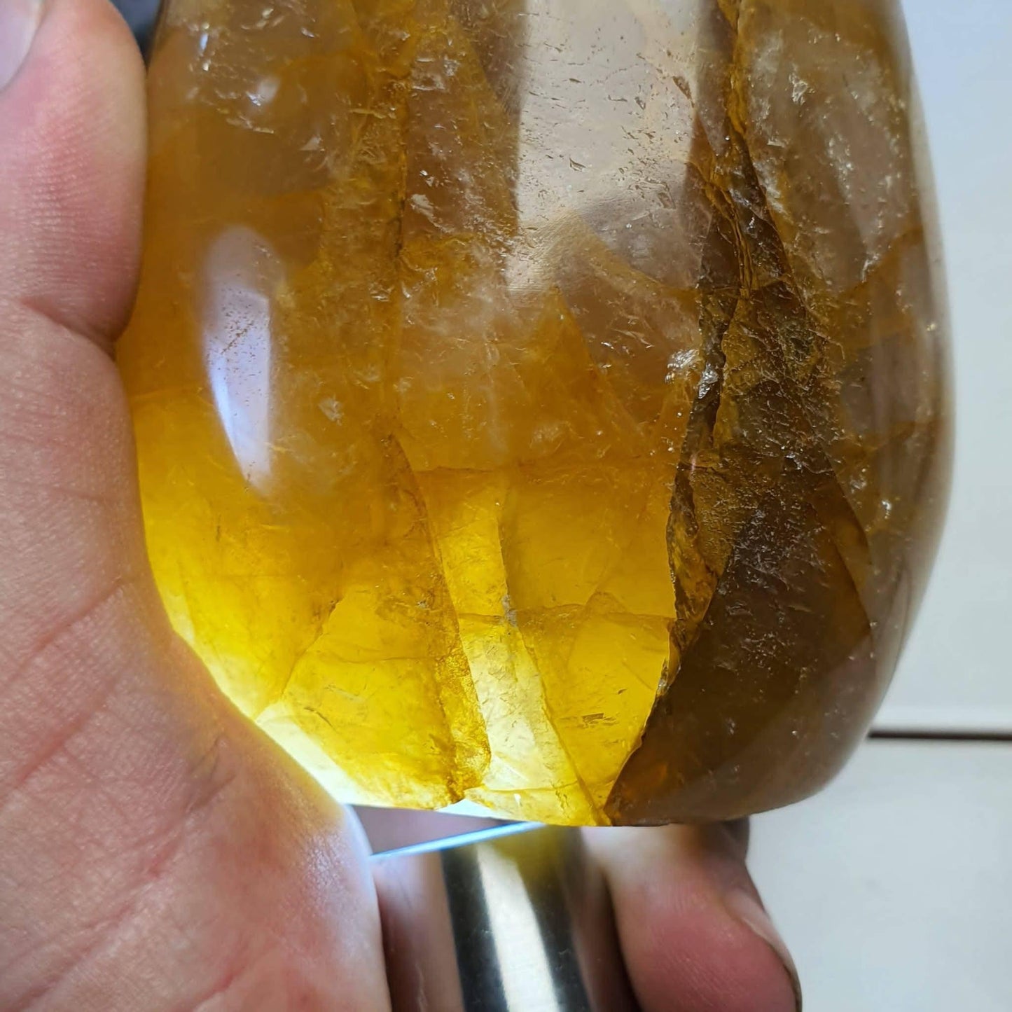 Quartz jaune forme libre polie