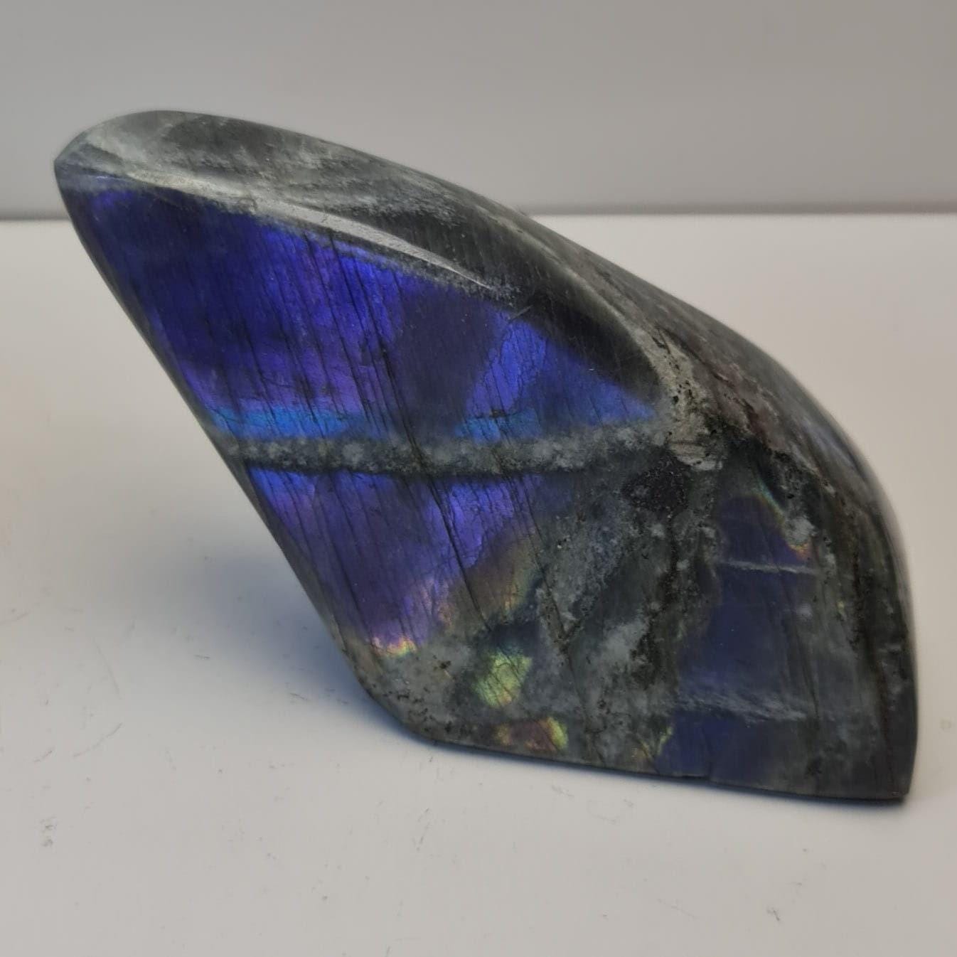 Labradorite forme libre polie