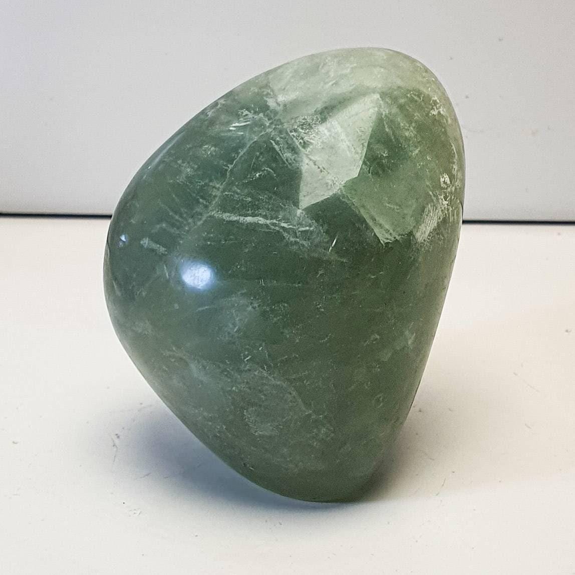 Fluorite verte forme libre polie