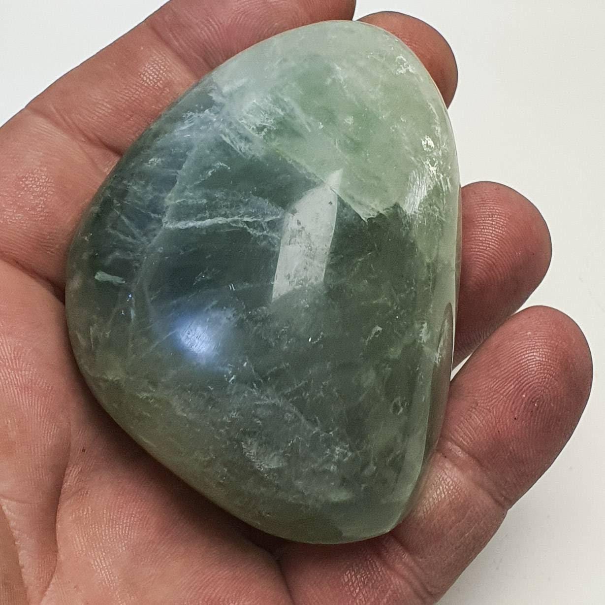 Fluorite verte forme libre polie