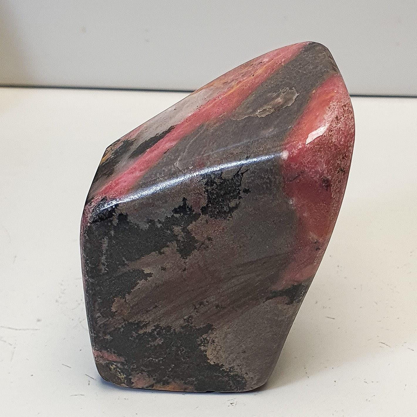 Rhodonite pérou forme libre polie