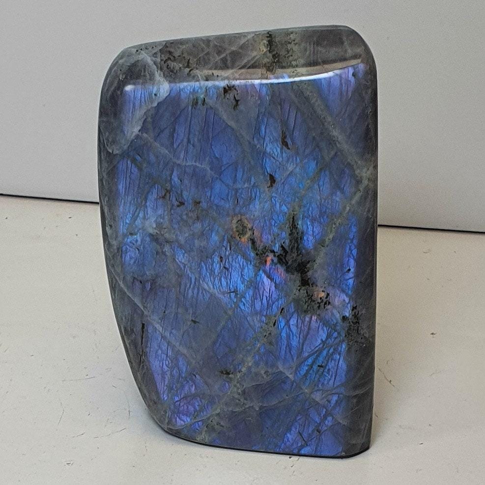 Labradorite forme libre polie