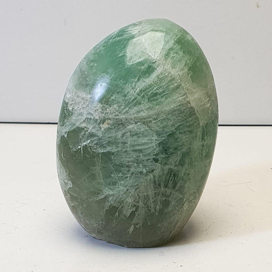 Fluorite verte forme libre polie