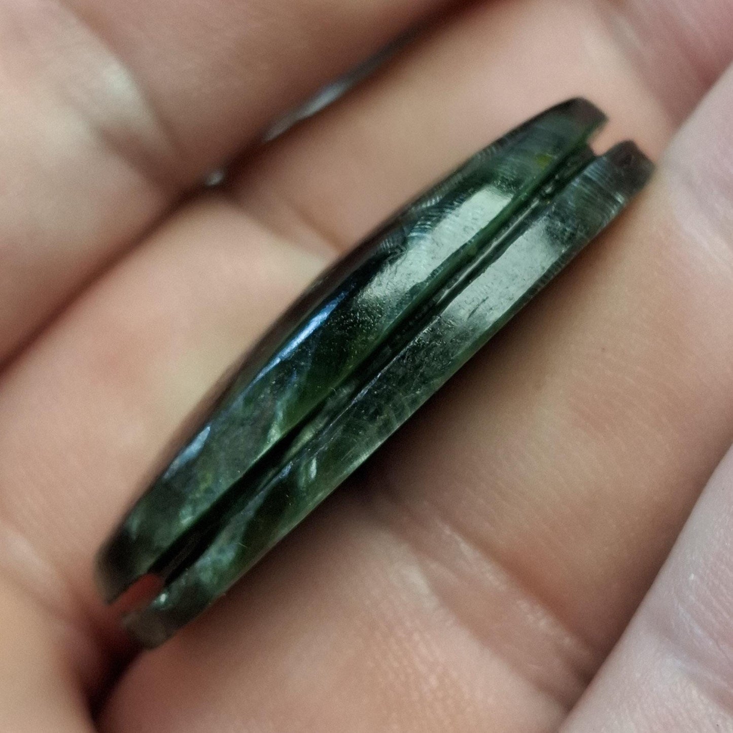 Cabochon seraphinite rainurée