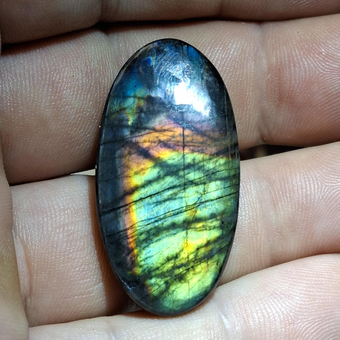 Cabochon spectrolite de yläama rainurée