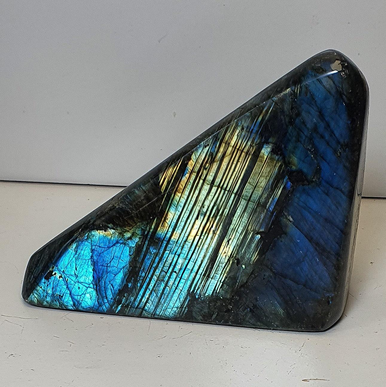 Labradorite forme libre polie