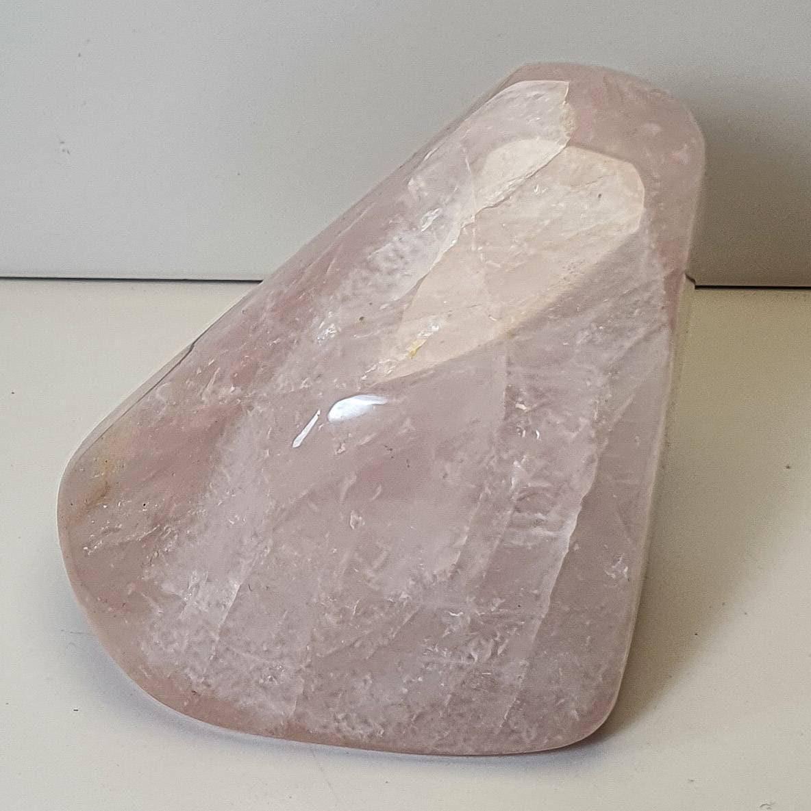 Quartz rose forme libre polie