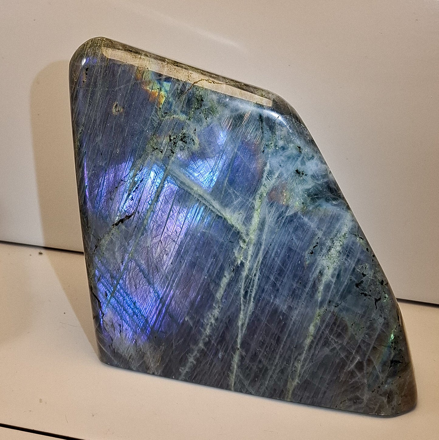 Labradorite forme libre polie