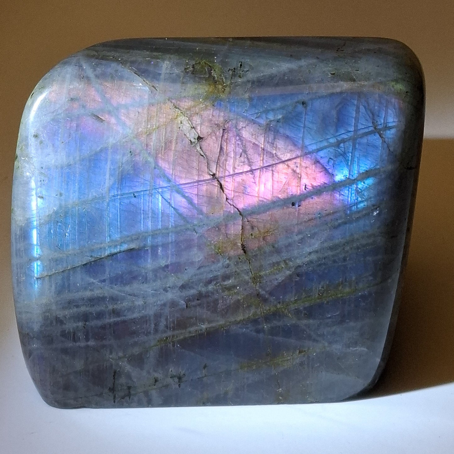 Labradorite forme libre polie