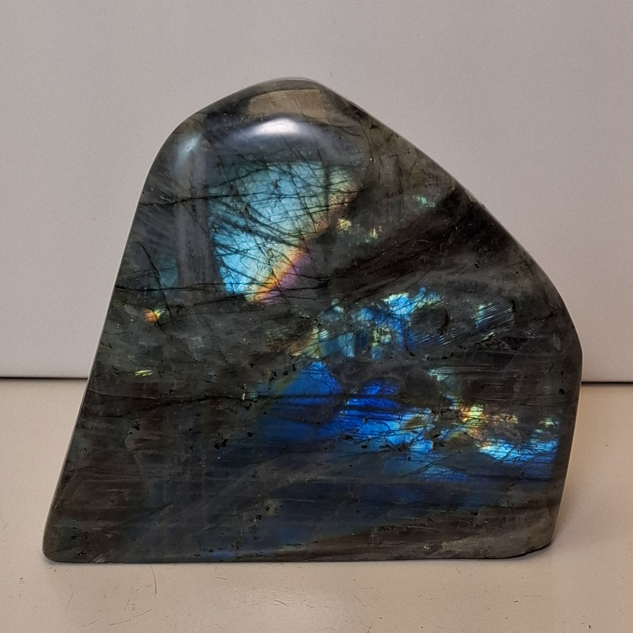 Labradorite forme libre polie