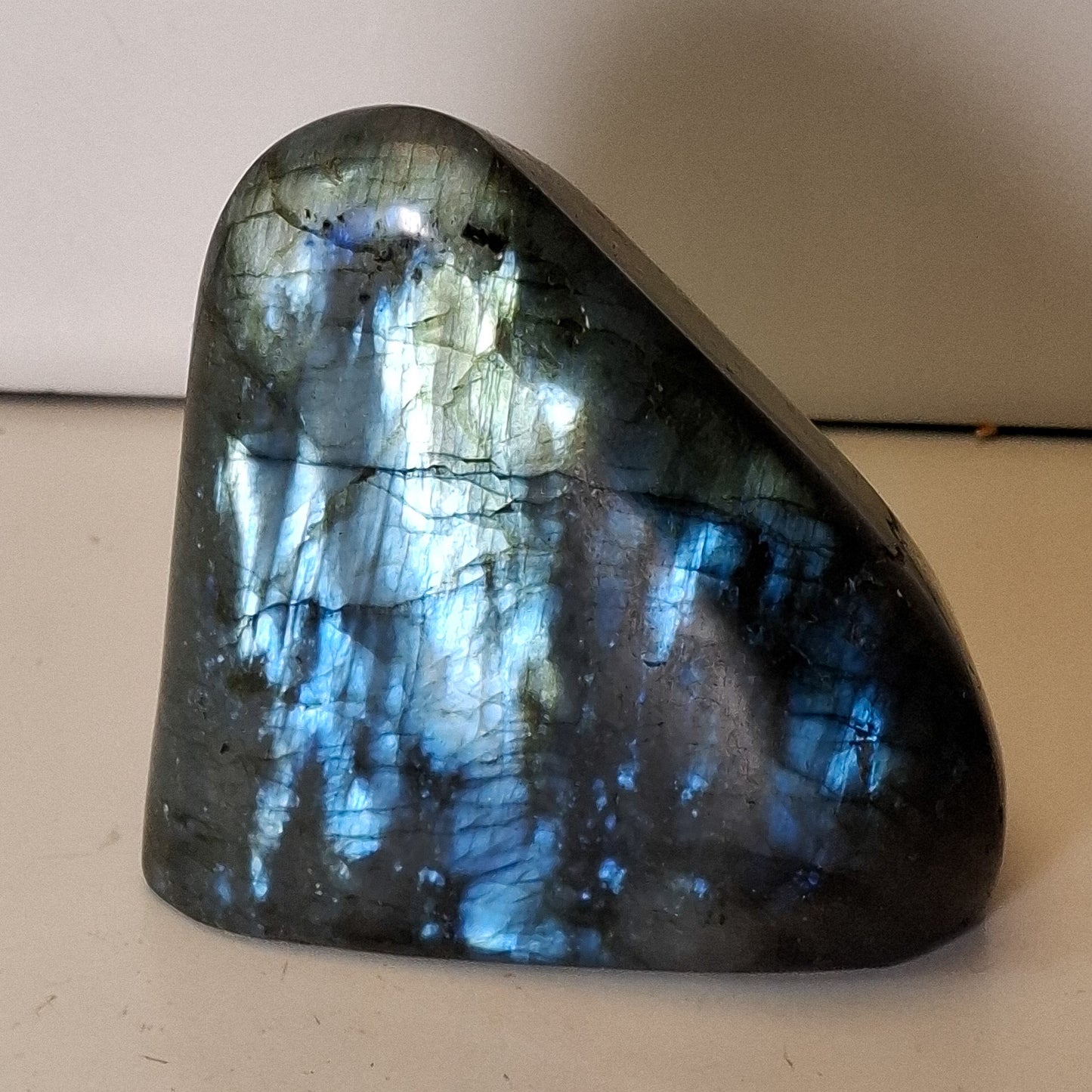 Labradorite forme libre polie