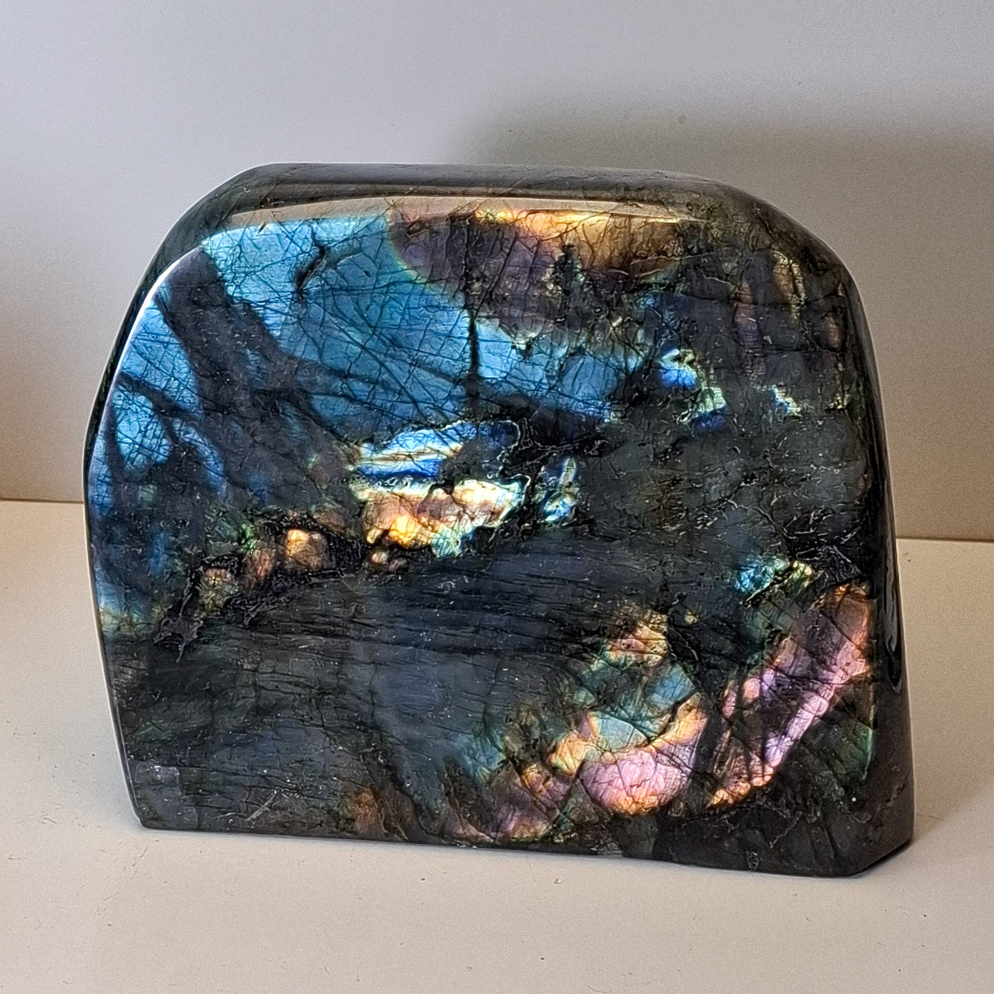 Labradorite forme libre polie