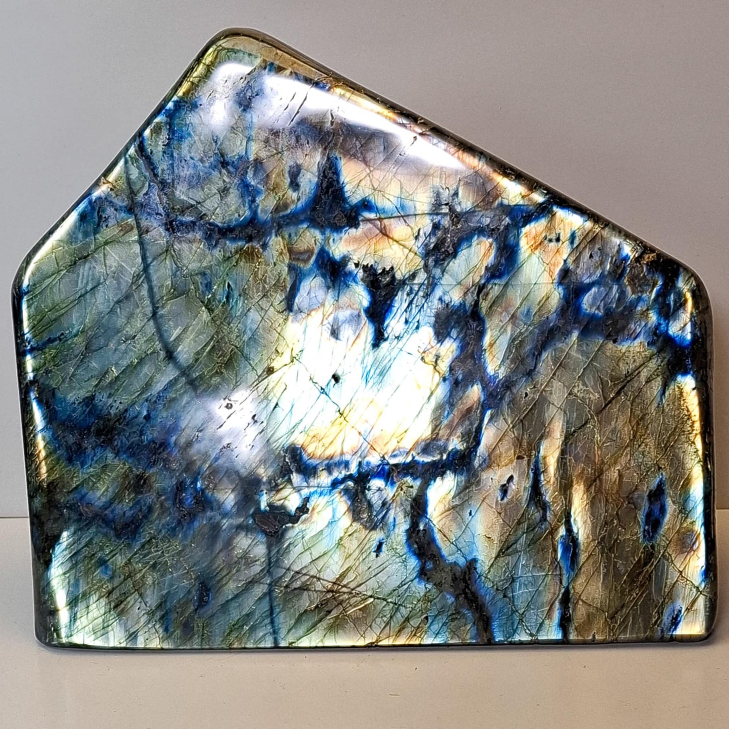 Labradorite forme libre polie