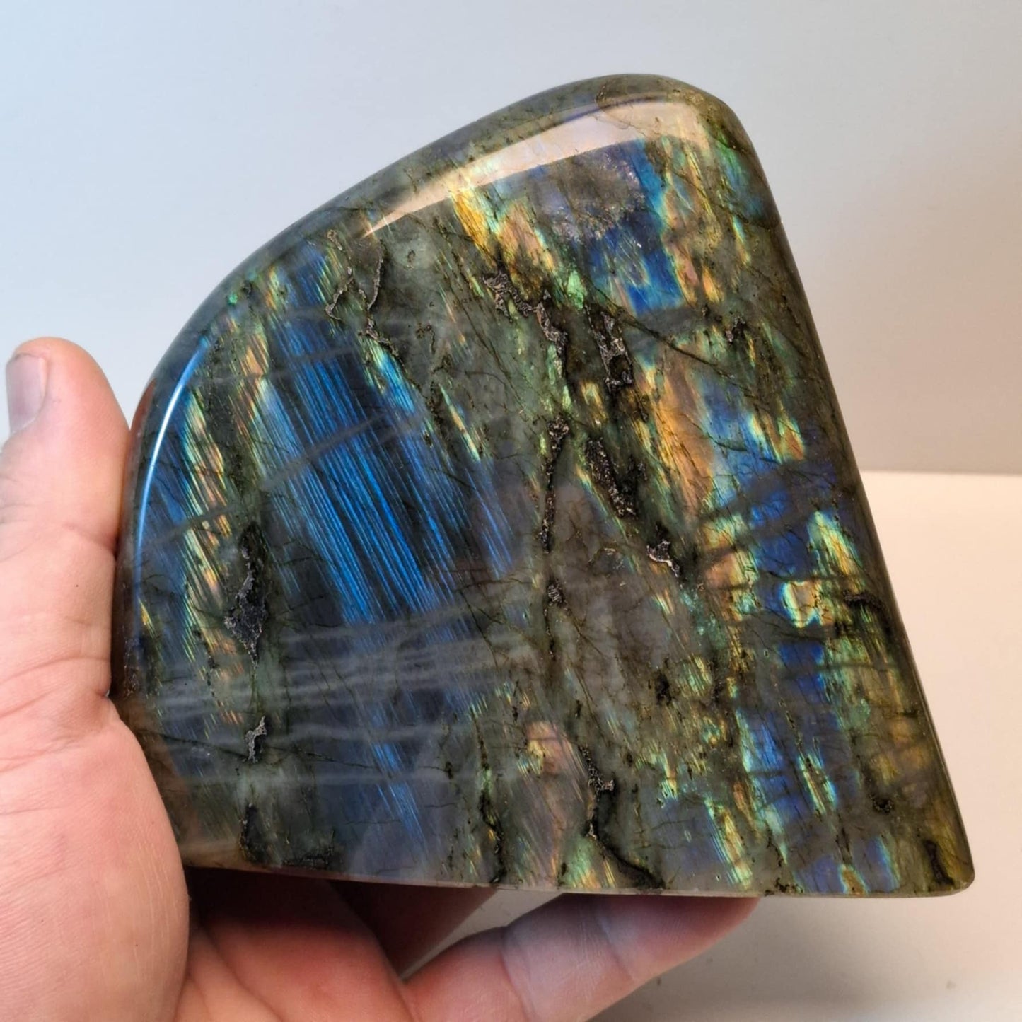 Labradorite forme libre polie