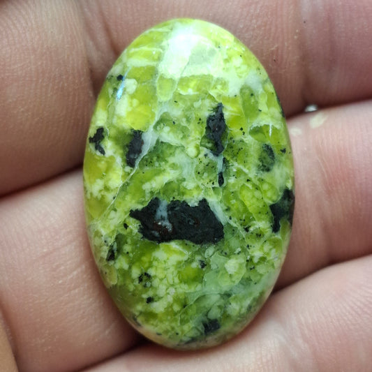 Cabochon lizardite