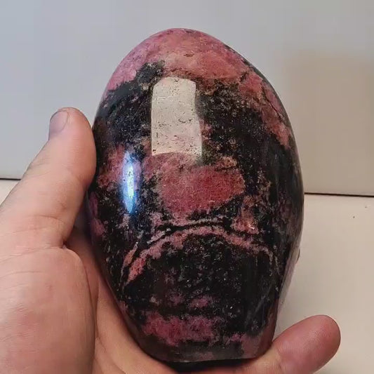 Rhodonite forme libre polie