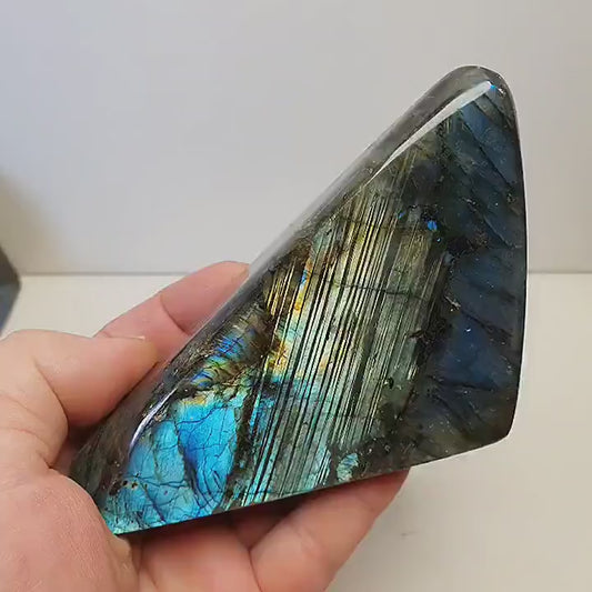 Labradorite forme libre polie