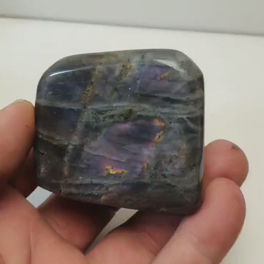 Labradorite forme libre polie