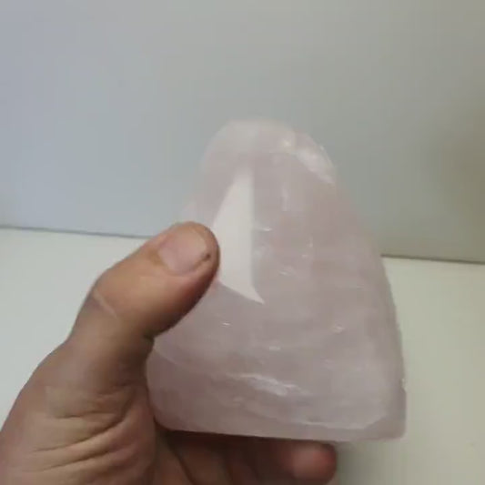 Quartz rose forme libre polie