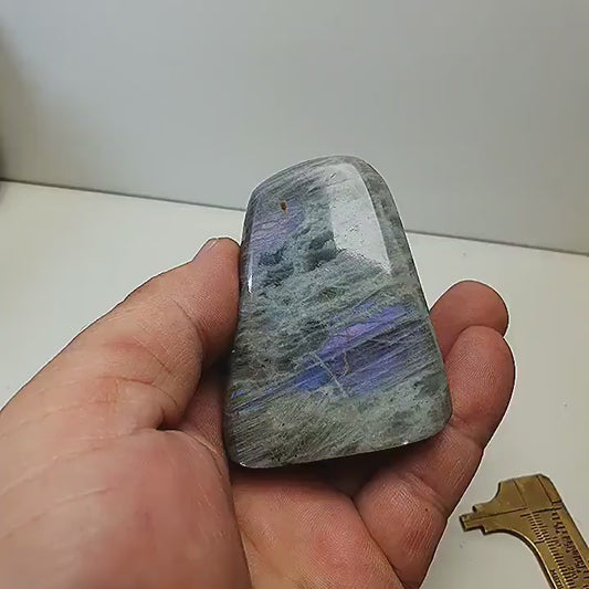 Labradorite forme libre polie