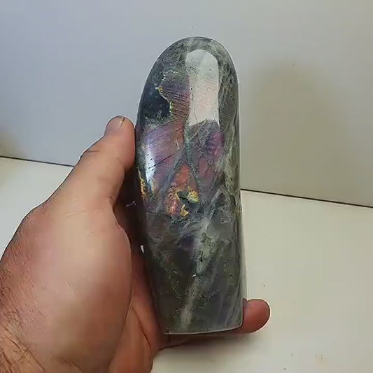 Labradorite forme libre polie