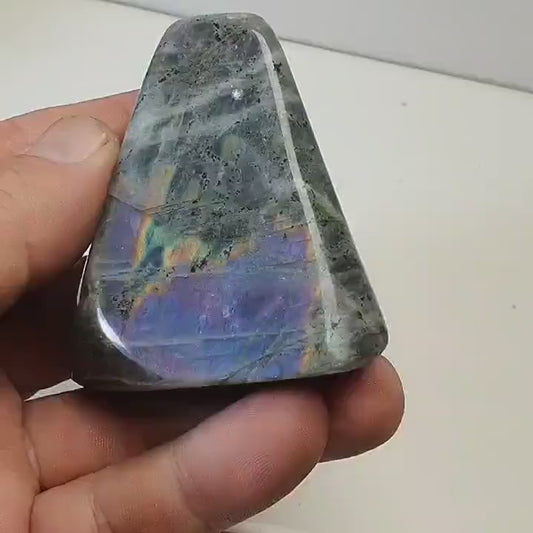 Labradorite forme libre polie