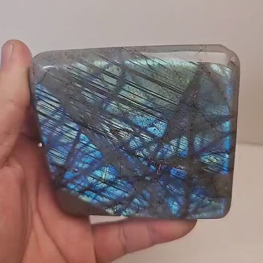 Labradorite forme libre polie