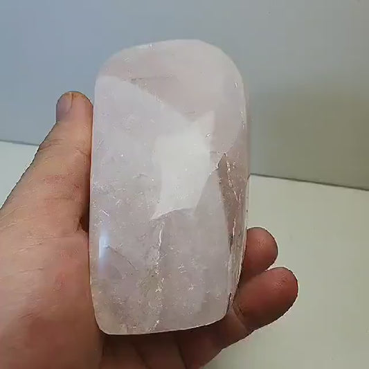 Quartz rose forme libre polie