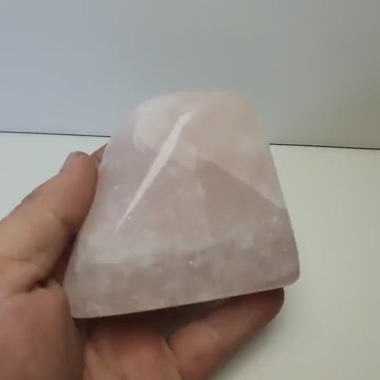 Quartz rose forme libre polie