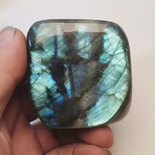 Labradorite forme libre polie